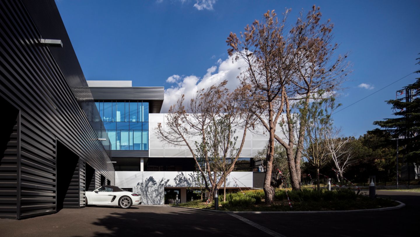 Fachada exterior Porsche Ibérica, fotografía de Fernando Guerra, Madrid, 2019, Porsche Ibérica